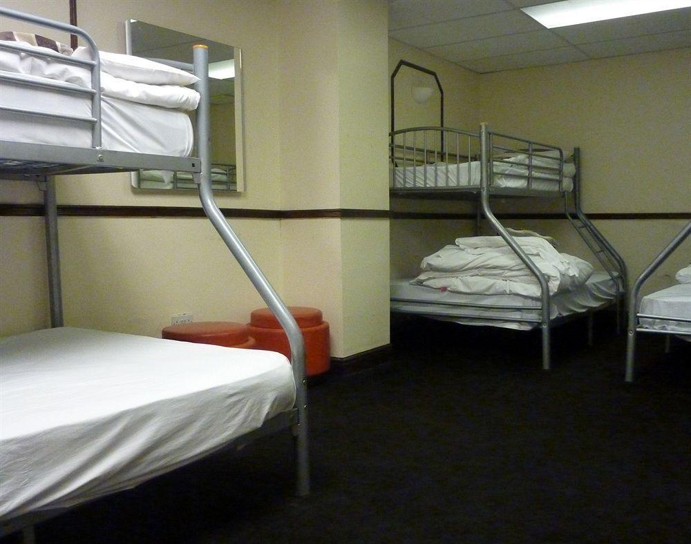 Ashton House Hostel *