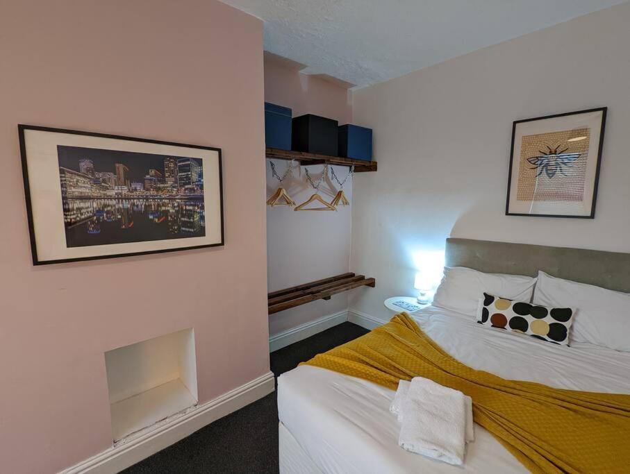 Gloucester Pl - Affordable 3 Bed House Manchester