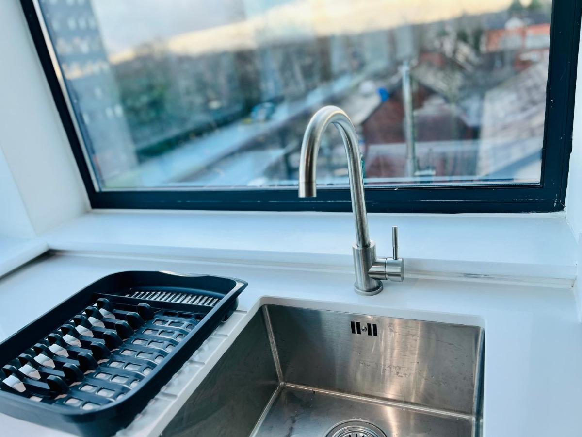 Affordable In Centre Close To Trafford Apartment *