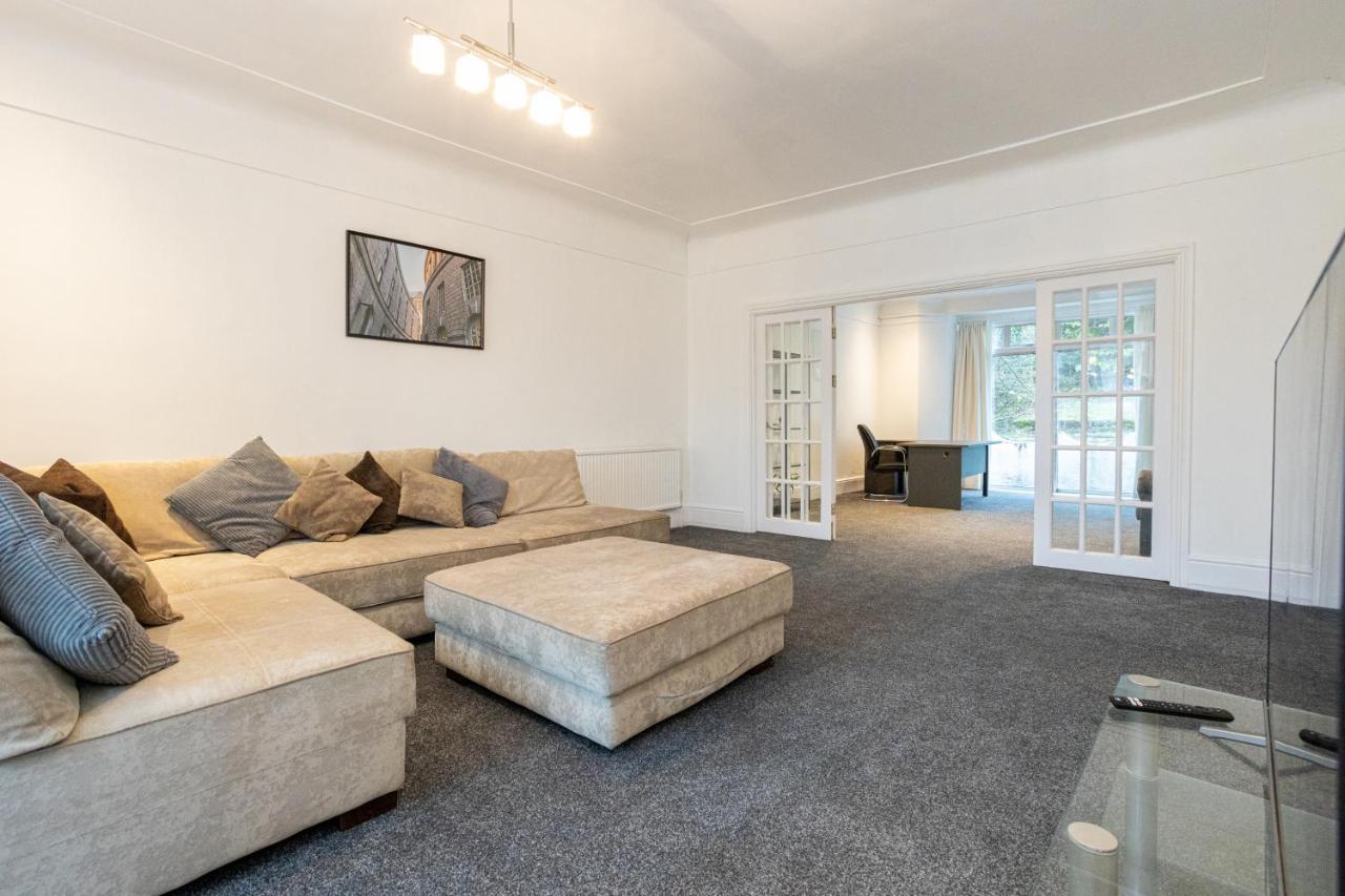Holiday home Pillo - Spacious 4 Bedroom Detached House Close To Heaton Park *