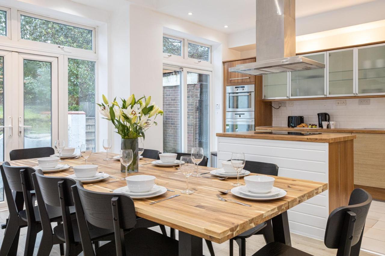Pillo - Spacious 4 Bedroom Detached House Close To Heaton Park Holiday home *