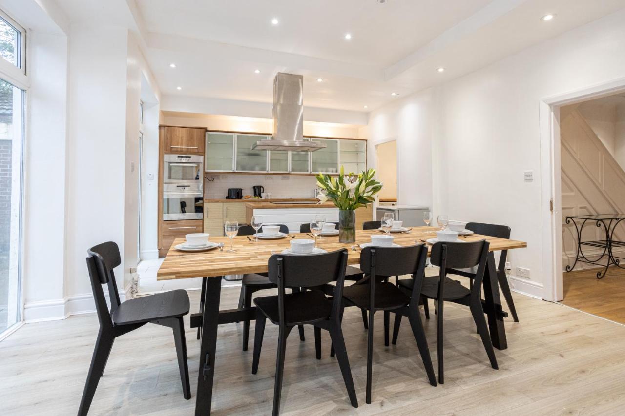 Pillo - Spacious 4 Bedroom Detached House Close To Heaton Park Manchester