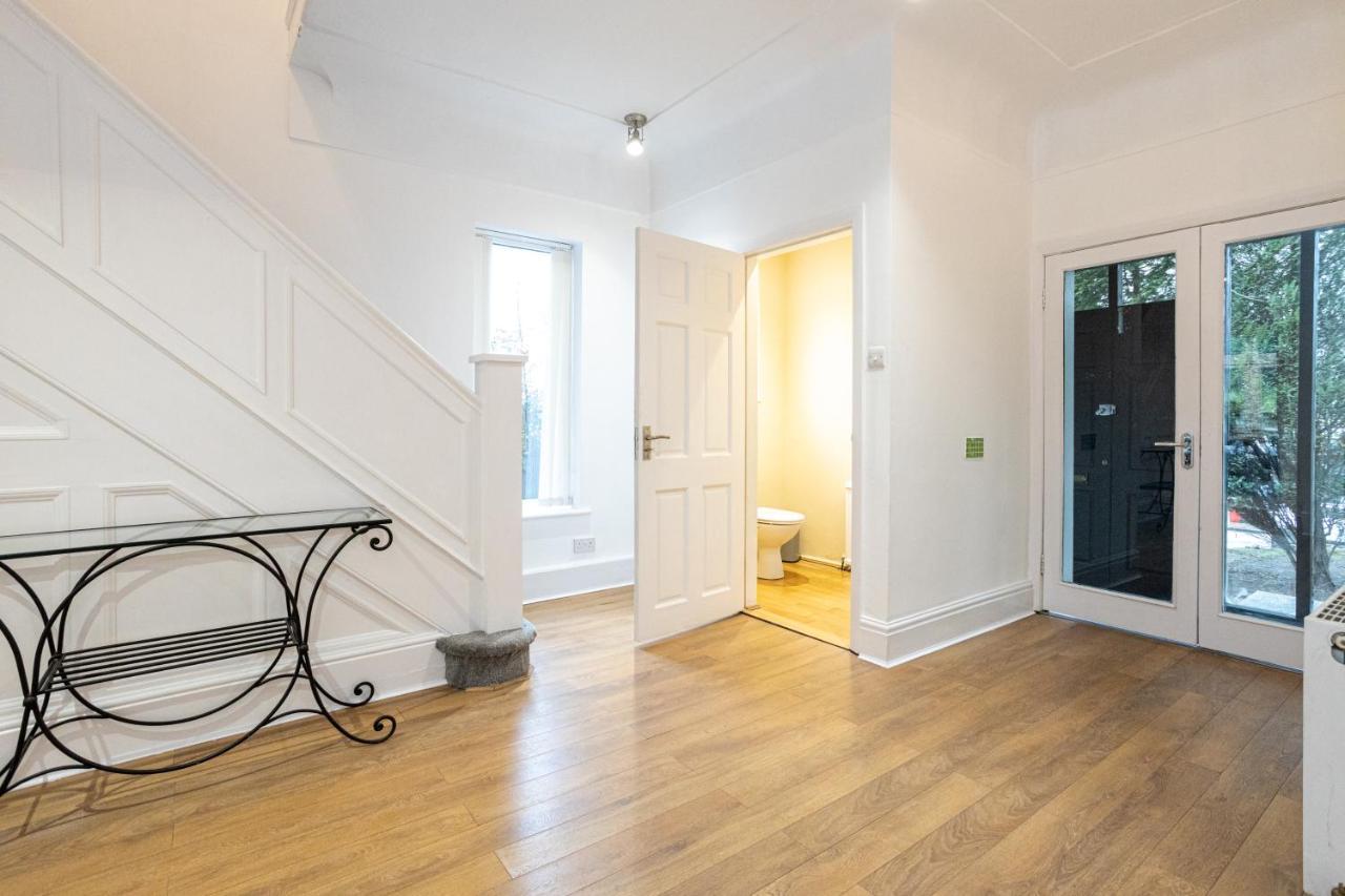 Pillo - Spacious 4 Bedroom Detached House Close To Heaton Park