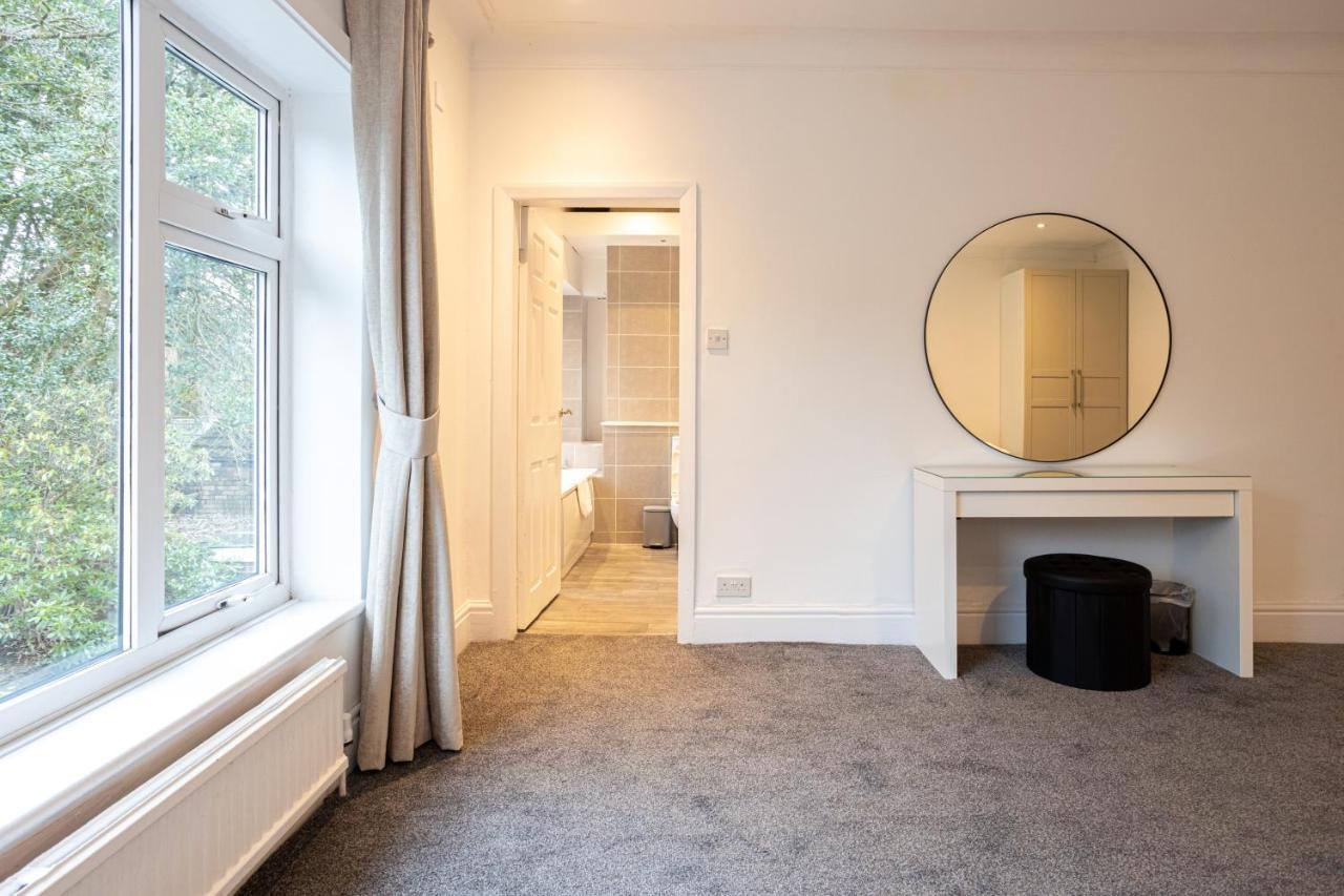 Pillo - Spacious 4 Bedroom Detached House Close To Heaton Park Holiday home Manchester