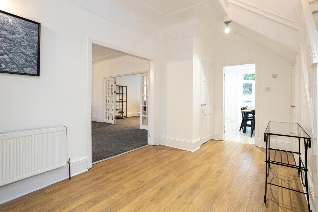 Pillo - Spacious 4 Bedroom Detached House Close To Heaton Park Holiday home *