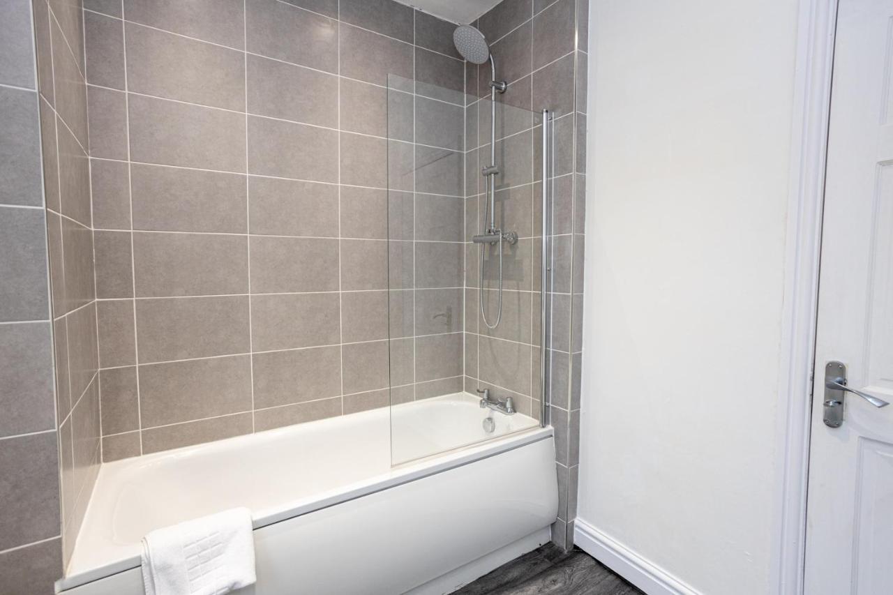 Pillo - Spacious 4 Bedroom Detached House Close To Heaton Park Holiday home *
