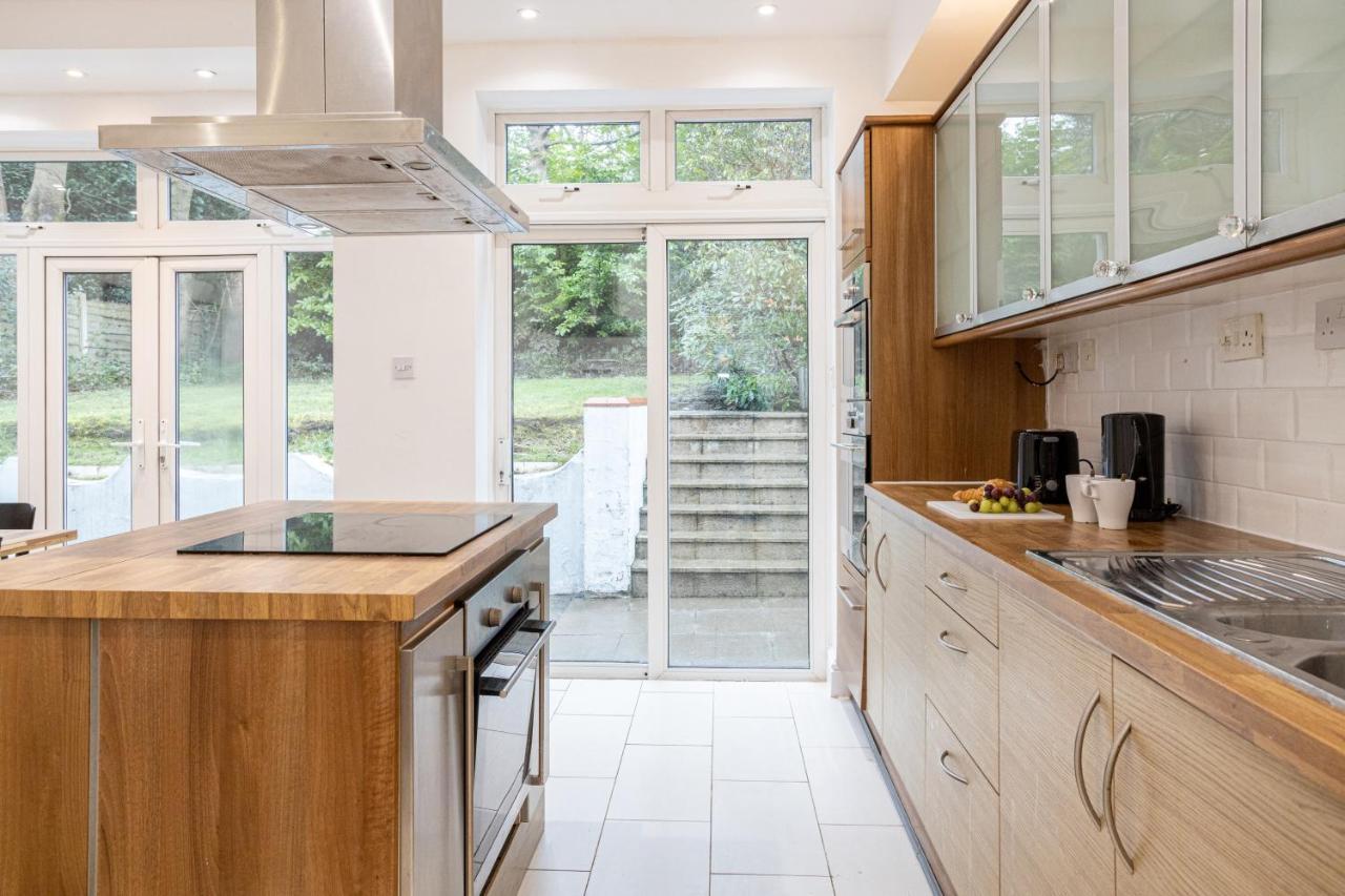 Pillo - Spacious 4 Bedroom Detached House Close To Heaton Park Holiday home *