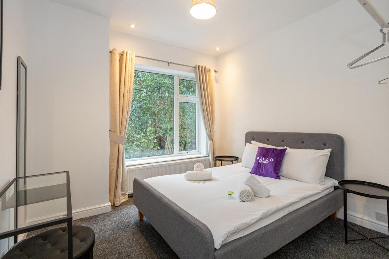 Pillo - Spacious 4 Bedroom Detached House Close To Heaton Park