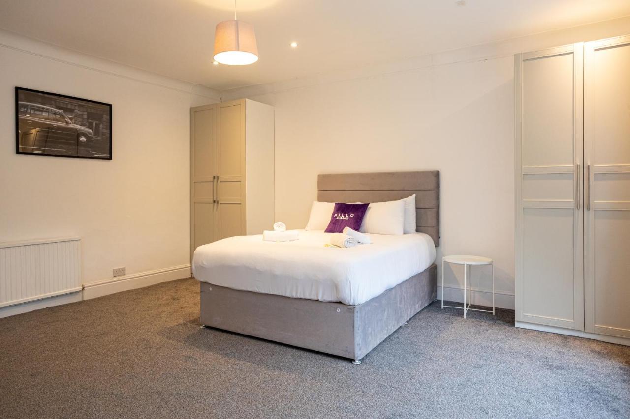 Holiday home Pillo - Spacious 4 Bedroom Detached House Close To Heaton Park *