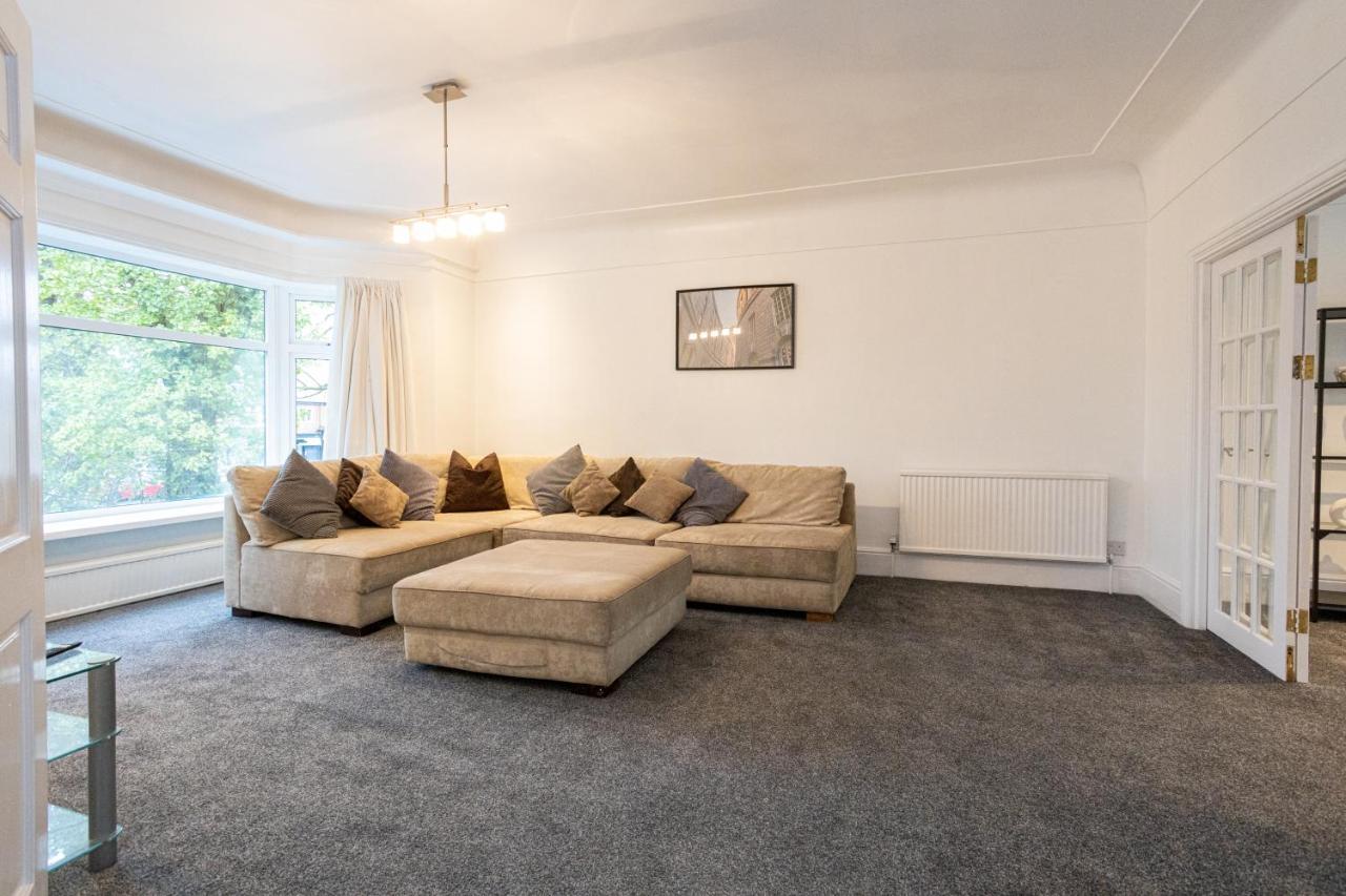 Holiday home Pillo - Spacious 4 Bedroom Detached House Close To Heaton Park *
