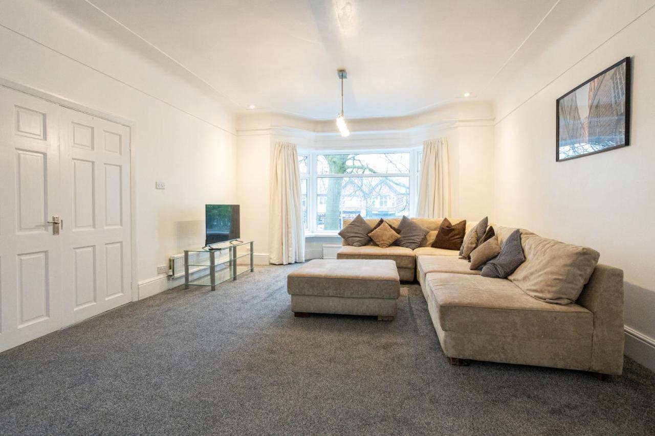 Pillo - Spacious 4 Bedroom Detached House Close To Heaton Park *