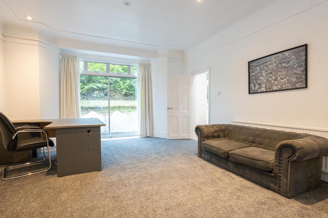Holiday home Pillo - Spacious 4 Bedroom Detached House Close To Heaton Park Manchester