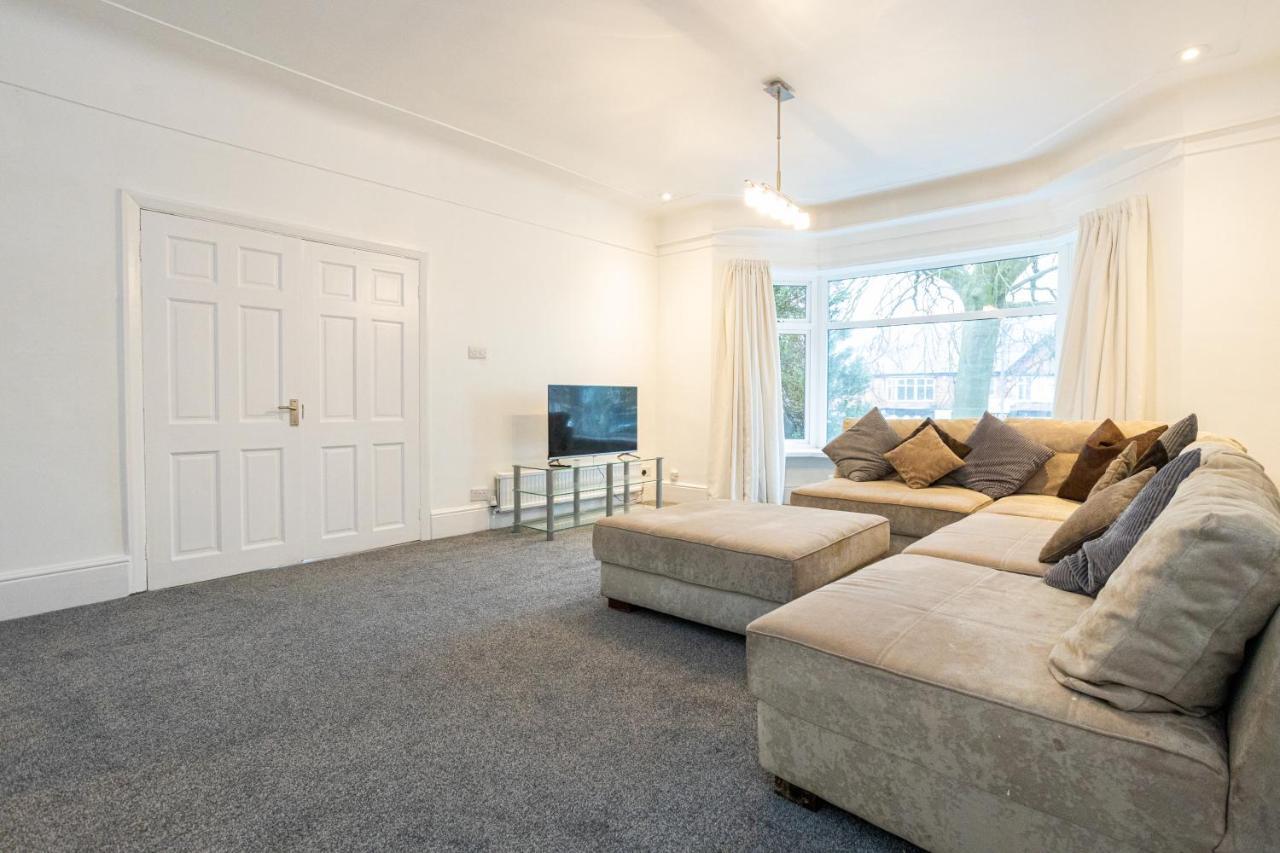Pillo - Spacious 4 Bedroom Detached House Close To Heaton Park Holiday home Manchester