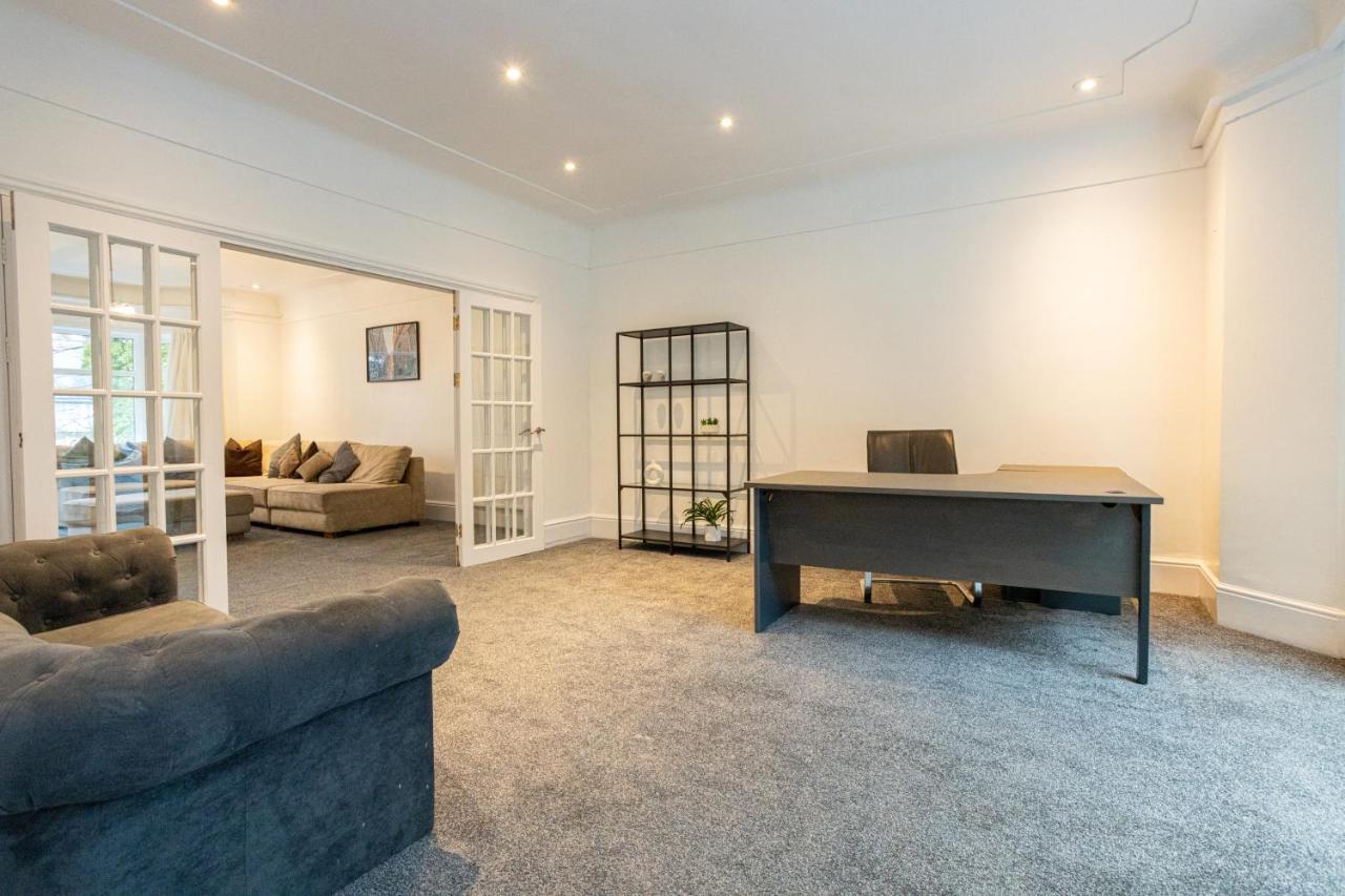 Pillo - Spacious 4 Bedroom Detached House Close To Heaton Park Holiday home