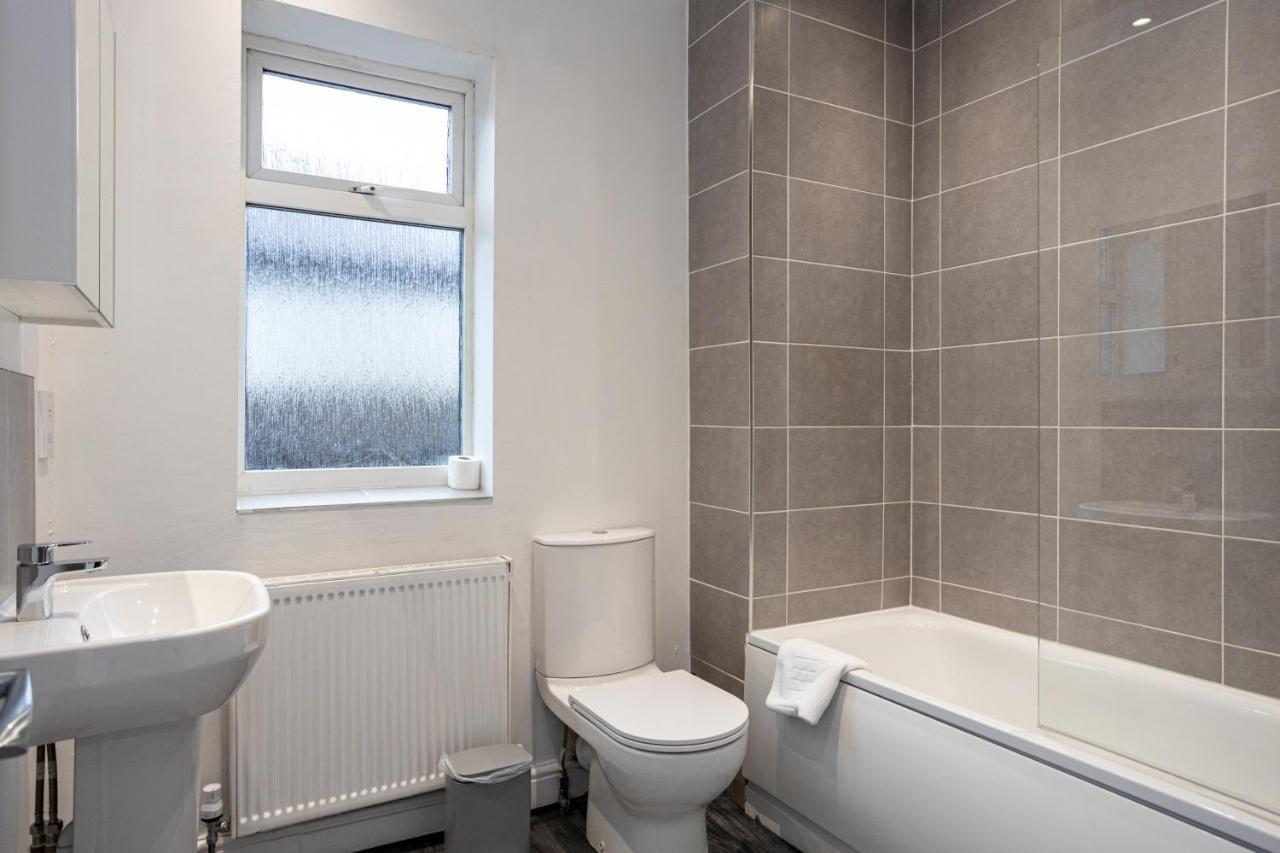 Pillo - Spacious 4 Bedroom Detached House Close To Heaton Park Holiday home *