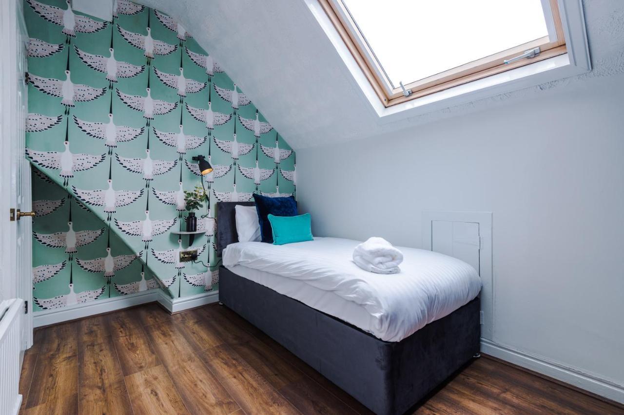Spacious And Modern 5 Bedroom House Holiday home Manchester