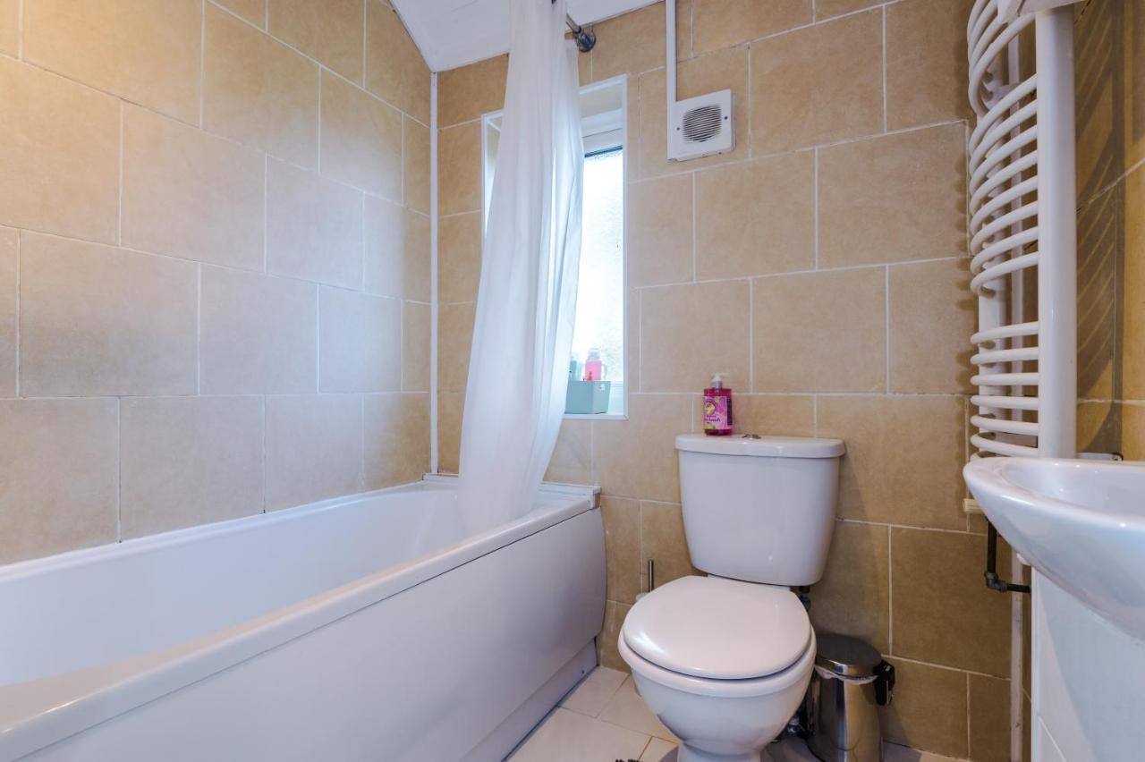 Nice Three Bedroom House In Manchester