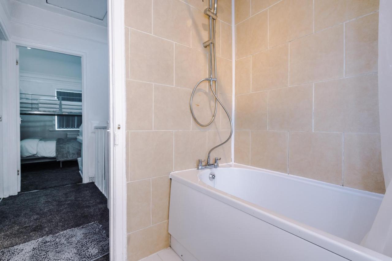 Apartment Nice Three Bedroom House In Manchester
