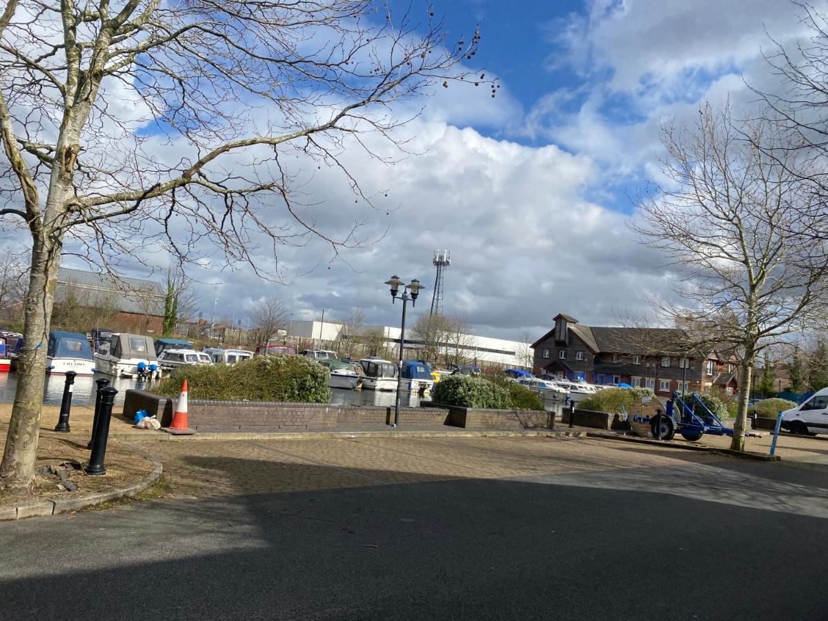 Marine Viewing 2 Bedrooms Flat Manchester
