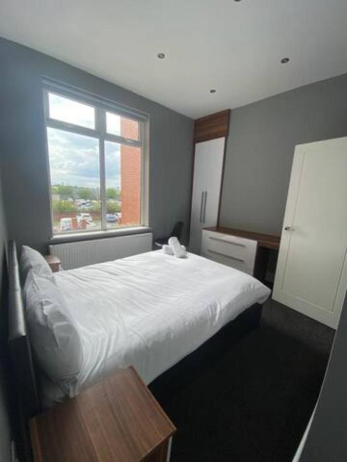Extra Large 6 Bed 7 Bath Townhouse In * Manchester