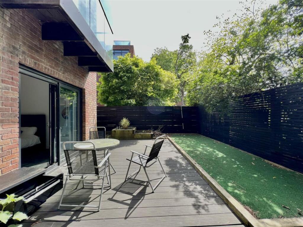 Apartment 8 Woodsend, 135a Barlow Moor Road, Didsbury, M20 2pw Manchester