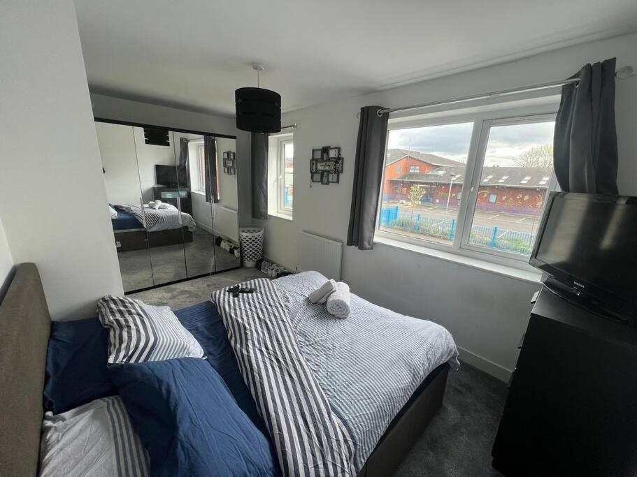 Two Bed In Manchester, Etihad Clayton Holiday home Manchester