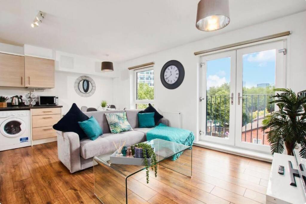 Stylish Flat In Apartment Manchester