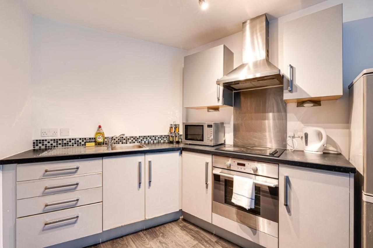 2 Bed With Balcony Private Parking Near Etihad Stadium, Coop Live Apartment