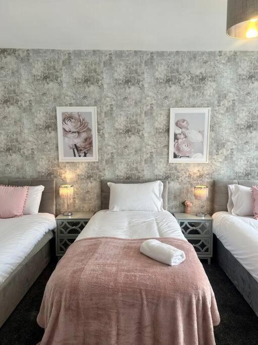 Holiday home Large Five Bedroom With Parking, Sleeps 11! Manchester