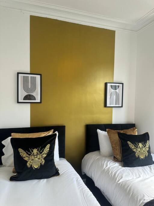 Large Five Bedroom With Parking, Sleeps 11! Holiday home Manchester