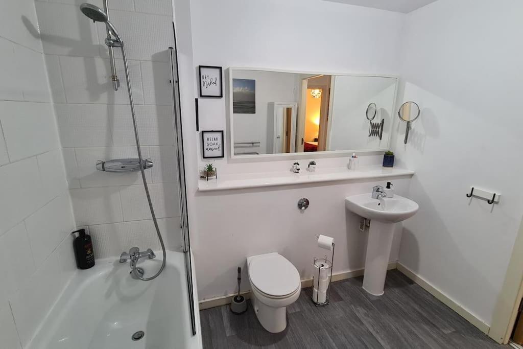 Lovely 2-bed Apt+wi-fi+parking. Apartment