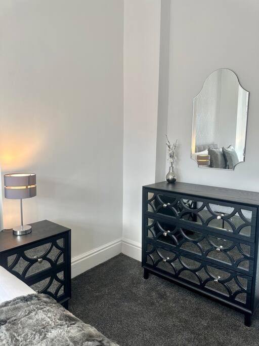 Large Five Bedroom With Parking, Sleeps 11! Manchester