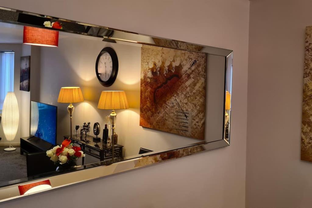 Lovely 2-bed Apt+wi-fi+parking. Apartment *