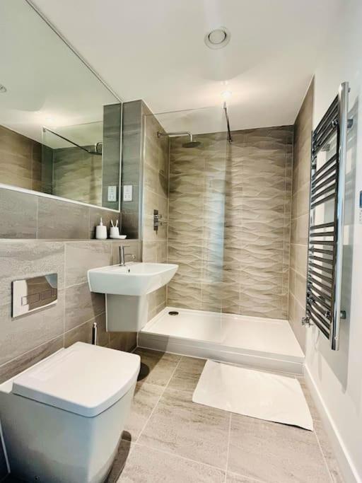 Stunning One Bedroom In Old Trafford Apartment *