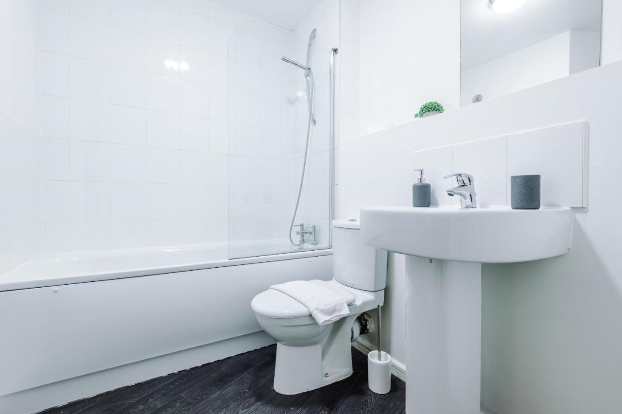 Apartment 2 Bed With Balcony Private Parking Near Etihad Stadium, Coop Live