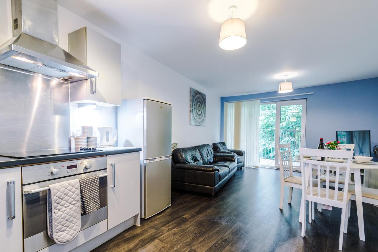 2 Bed With Balcony Private Parking Near Etihad Stadium, Coop Live Apartment Manchester