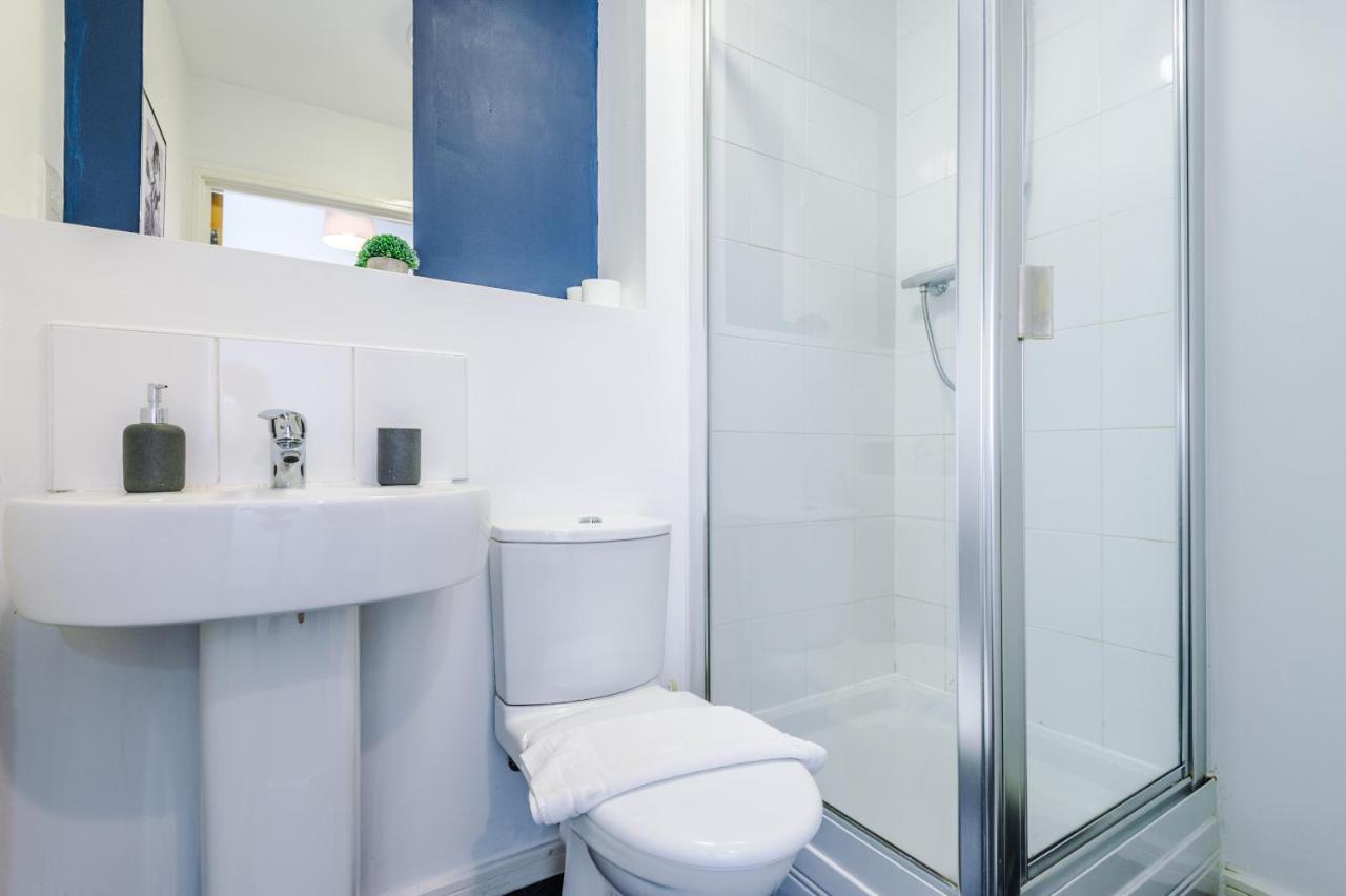 2 Bed With Balcony Private Parking Near Etihad Stadium, Coop Live Apartment *