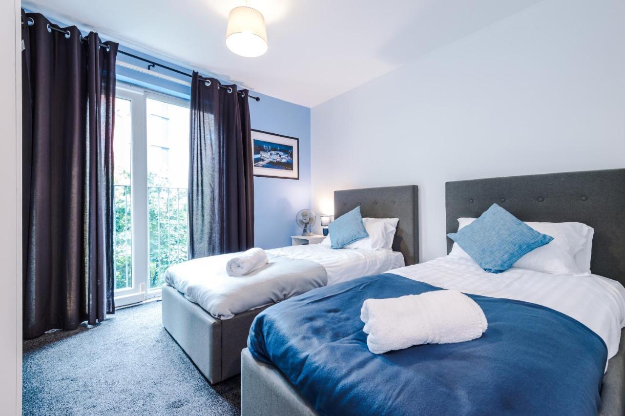 2 Bed With Balcony Private Parking Near Etihad Stadium, Coop Live Apartment