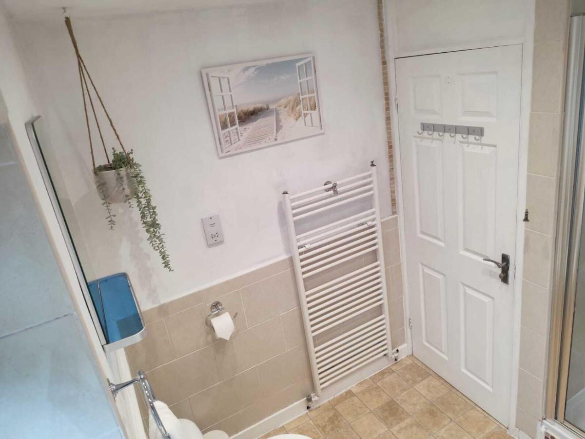 Serendipity - 4 Bedrooms - Big Garden - Near Airport, Whythenshawe Hospital And Roundthorn Business Park Holiday home *