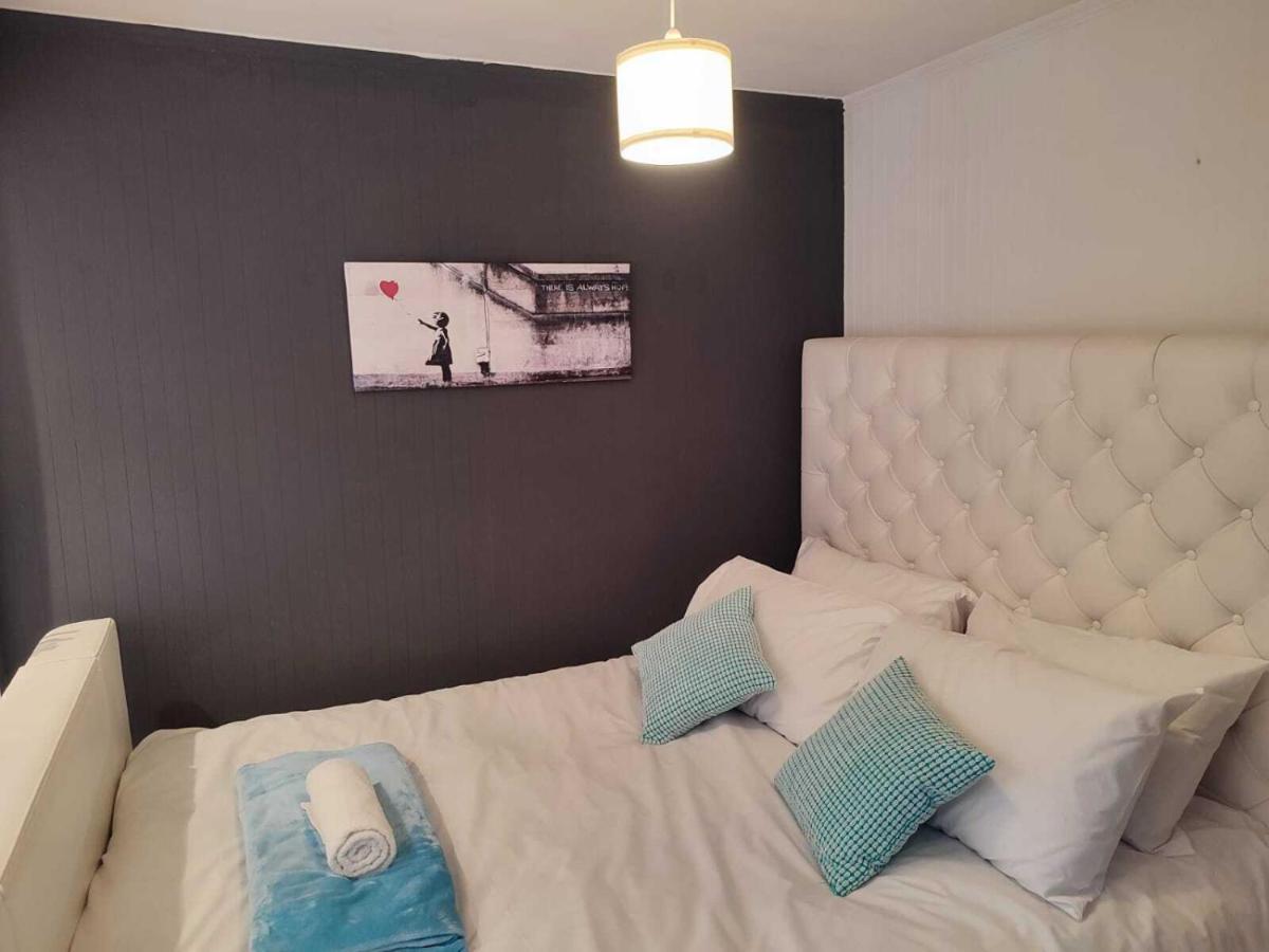 Holiday home Serendipity - 4 Bedrooms - Big Garden - Near Airport, Whythenshawe Hospital And Roundthorn Business Park Manchester