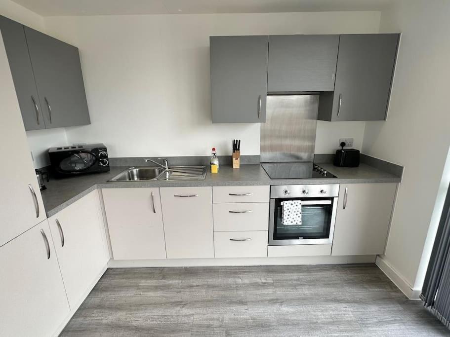 Lovely 2 Bed Mcr + Balcony Apartment *