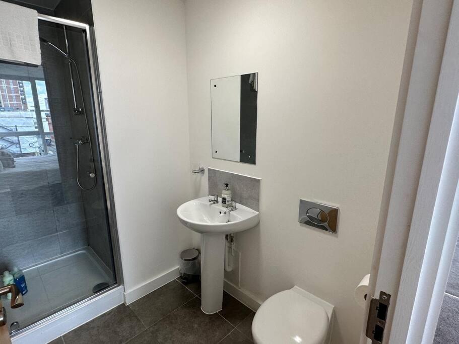 Lovely 2 Bed Mcr + Balcony *