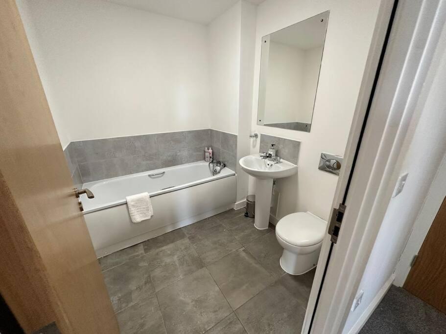 Lovely 2 Bed Mcr + Balcony Apartment *