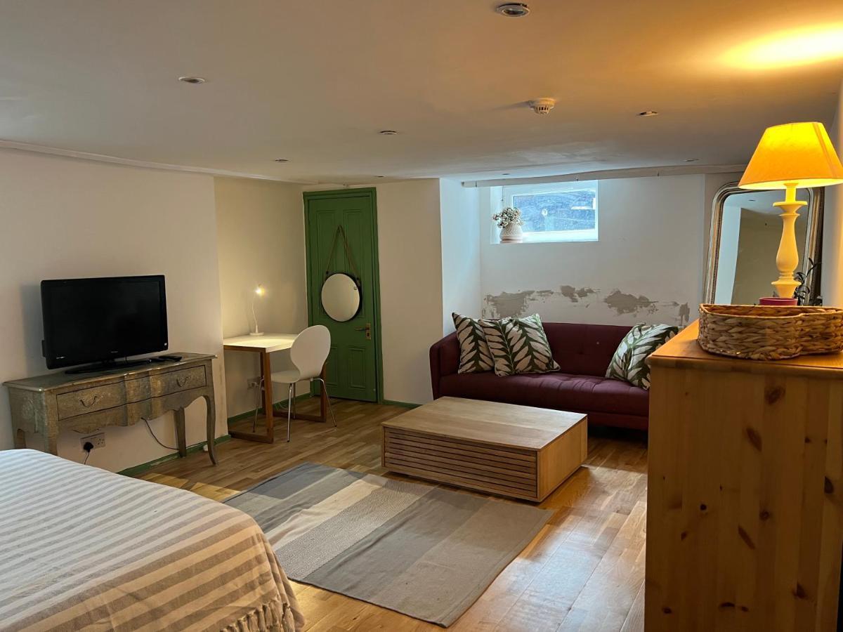 Spacious Basement Studio * Manchester