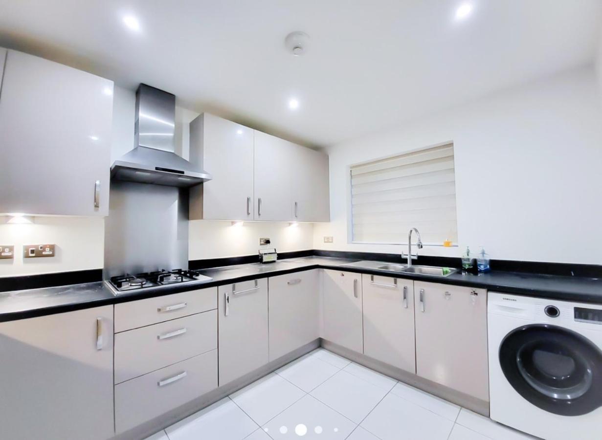 Bed & Breakfast Royal At Coop Live Etihad, Sports *