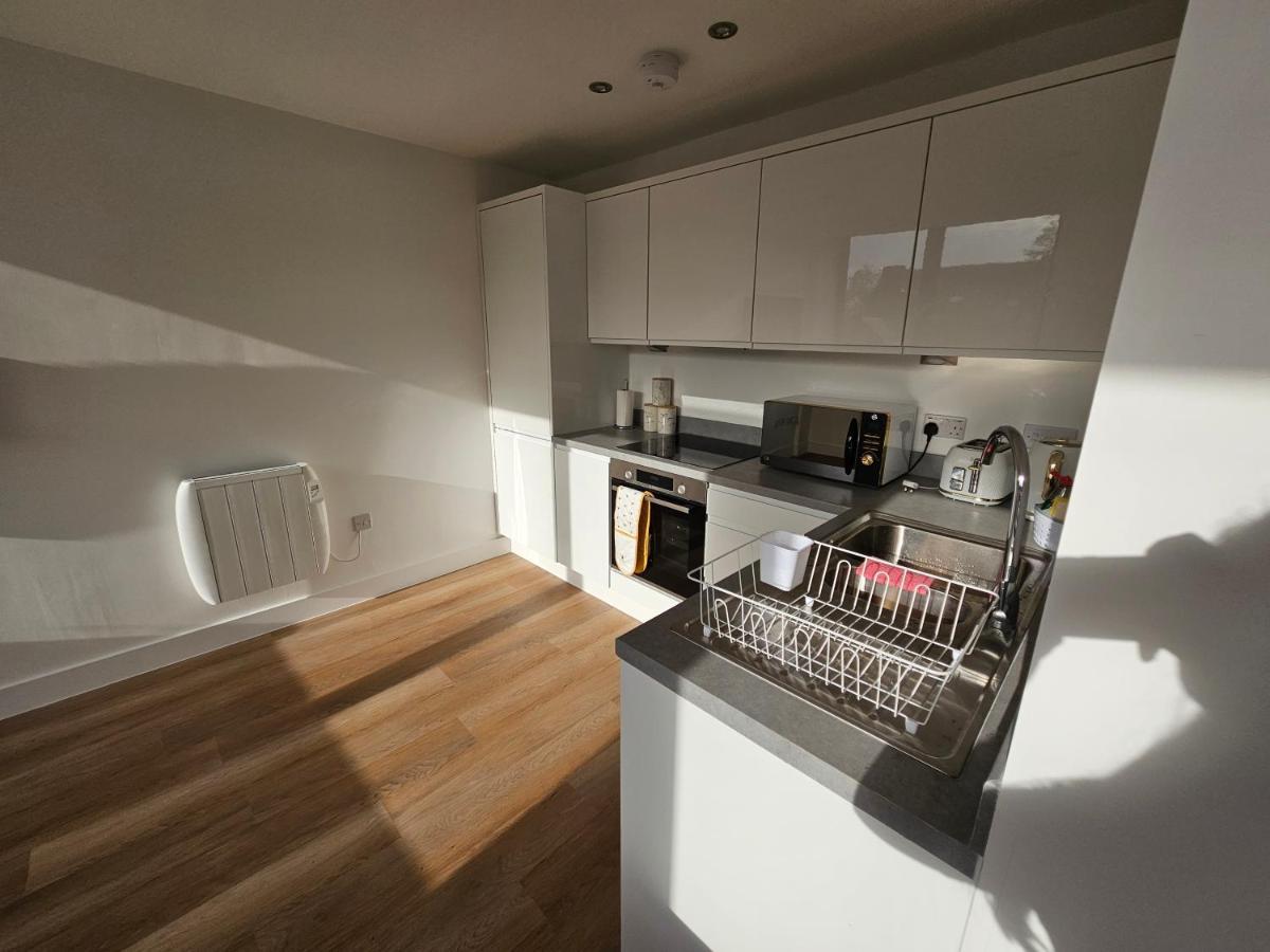 Brand New Trafford Apartment *