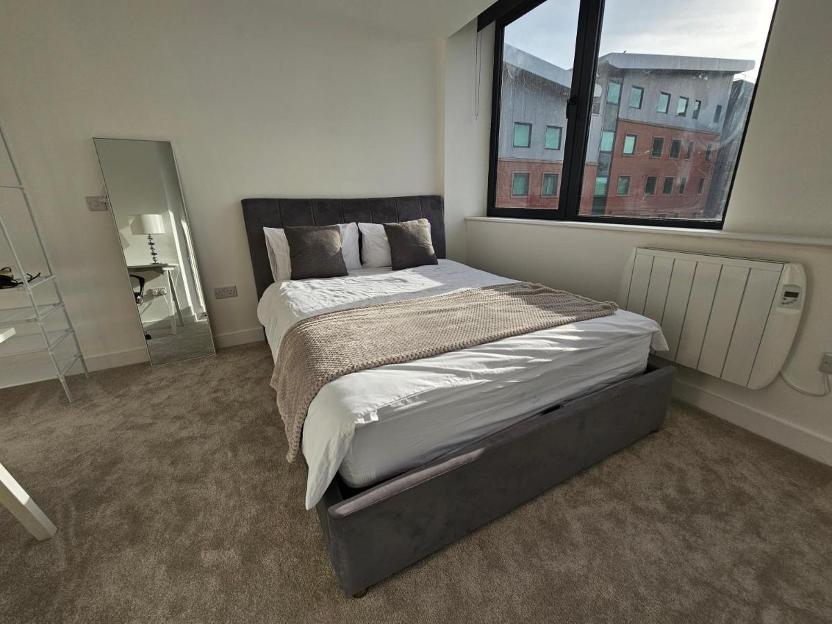 Brand New Trafford Apartment
