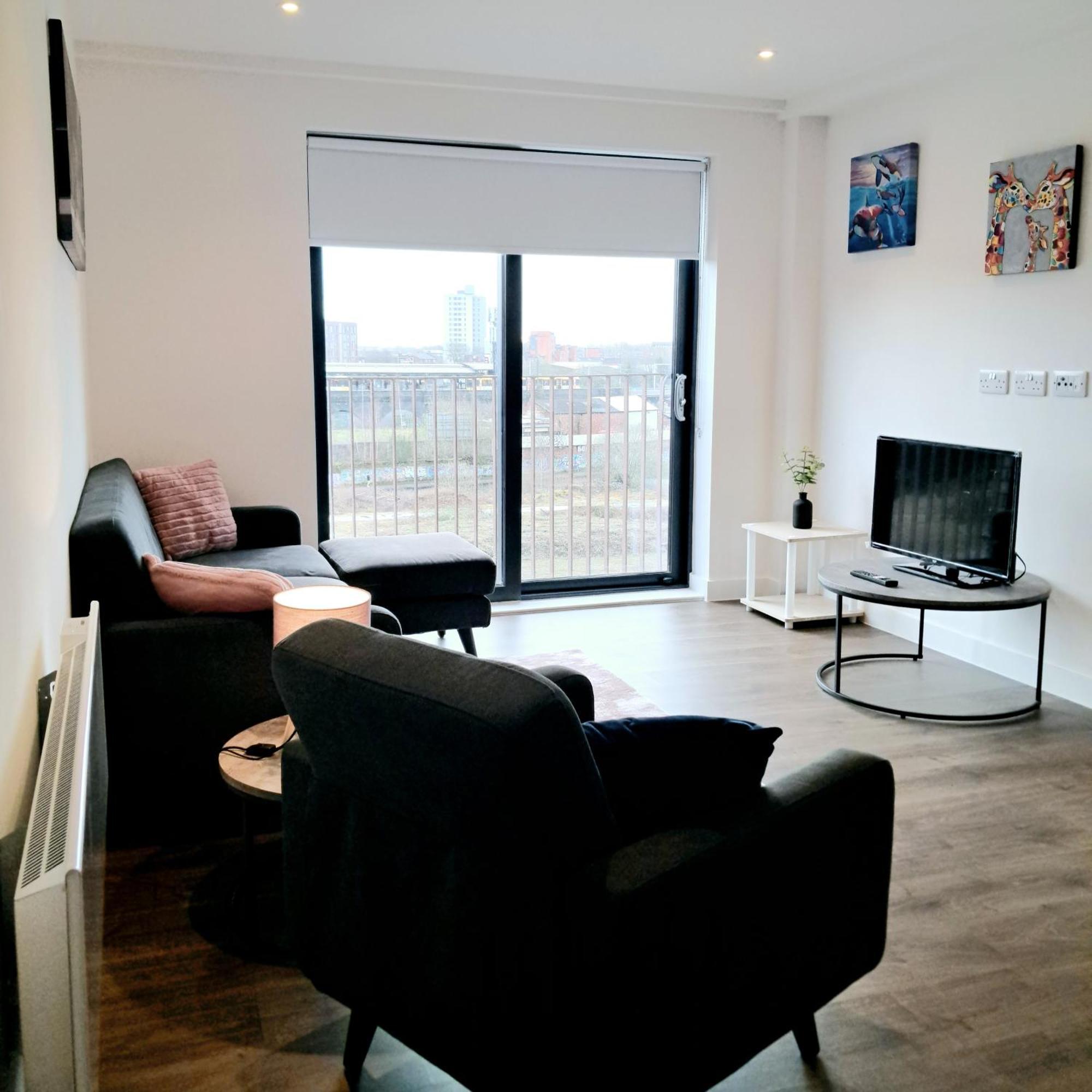 Apartment Balcony, Waterfront, En-suite, Roof Terrace, Yogo Exercise Studio, City Views Salford *
