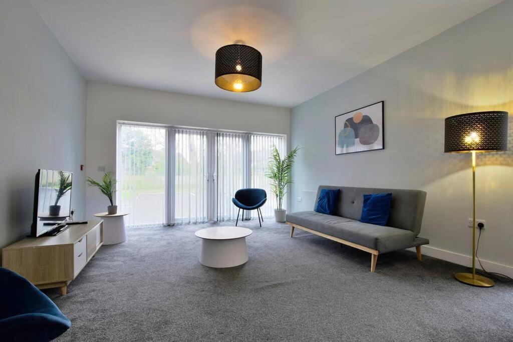 Free Parking - Spacious 2-br Close To Salford Royal * Manchester