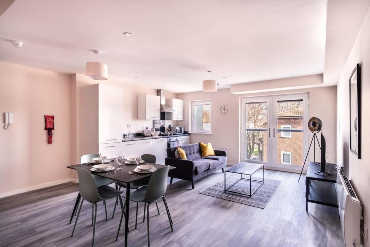 Modern & Stylish 2 Bed In Apartment